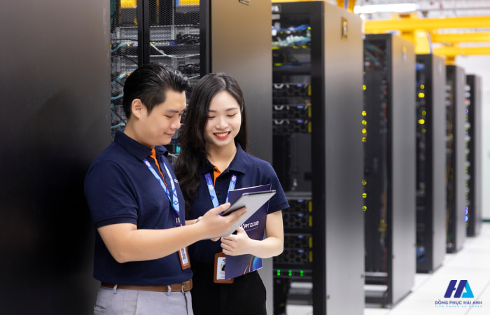 FLy88 quaytay.tv bóng đá FPT Smart Cloud được thiết kế dáng áo xanh phối lé cổ cam