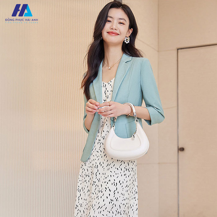 Phối váy đầm Trang Chủ Fly88.Com Uy Tín Đẳng Cấp Số 1 Châu Á cùng áo blazer thanh lịch, sang trọng