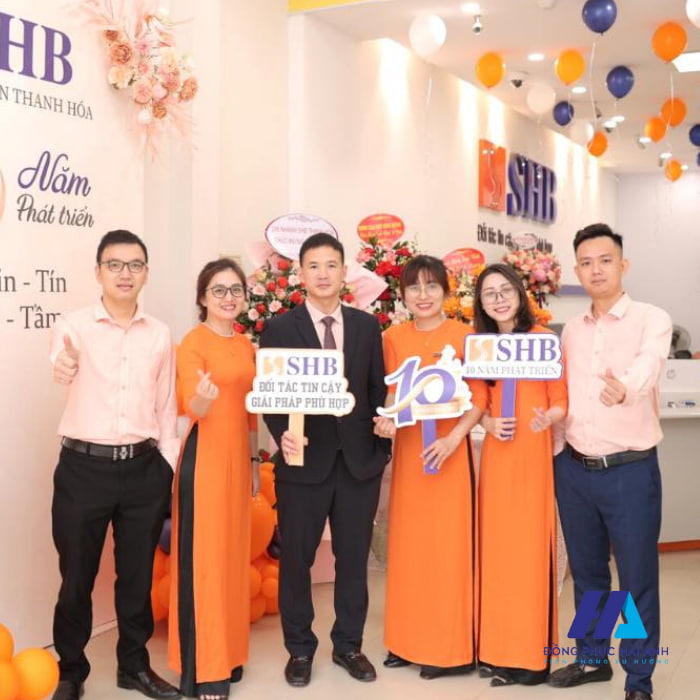 Tà áo dài thiết tha, uyển chuyển của nhân viên ngân hàng SHB