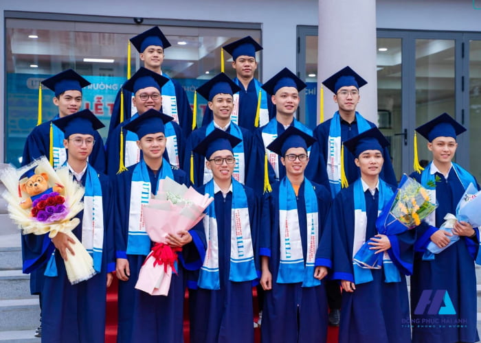 FLy88 quaytay.tv bóng đá tốt nghiệp trường UTH thể hiện sự biết ơn và tự hào của sinh viên đối với trường Đại học