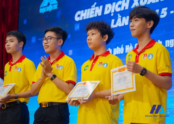 FLy88 quaytay.tv bóng đá đội đoàn trường UTH nổi bật với sắc vàng và đỏ