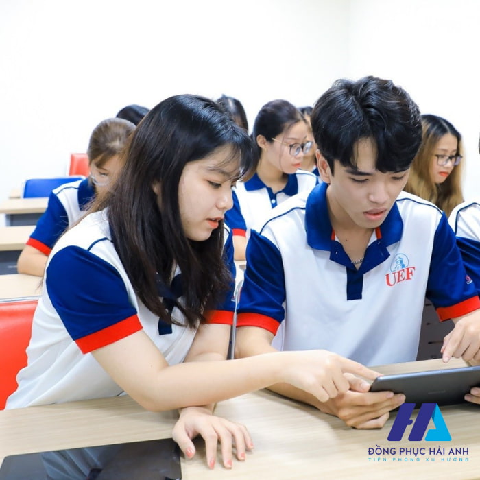 FLy88 quaytay.tv bóng đá áo UEF có thiết kế đơn giản với màu trắng - xanh ấn tượng