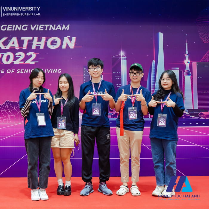 Mẫu Fly88 com giải trí trực tuyến cổ tròn quen thuộc của sinh viên VinUni