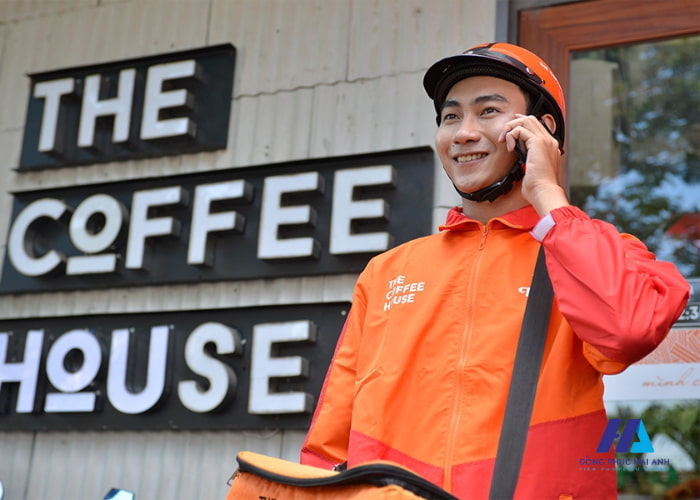 FLy88 quaytay.tv bóng đá áo khoác gió dành cho nhân viên giao hàng The Coffee House