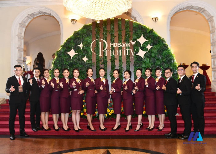 FLy88 quaytay.tv bóng đá áo vest quen thuộc của nhân viên HD Bank