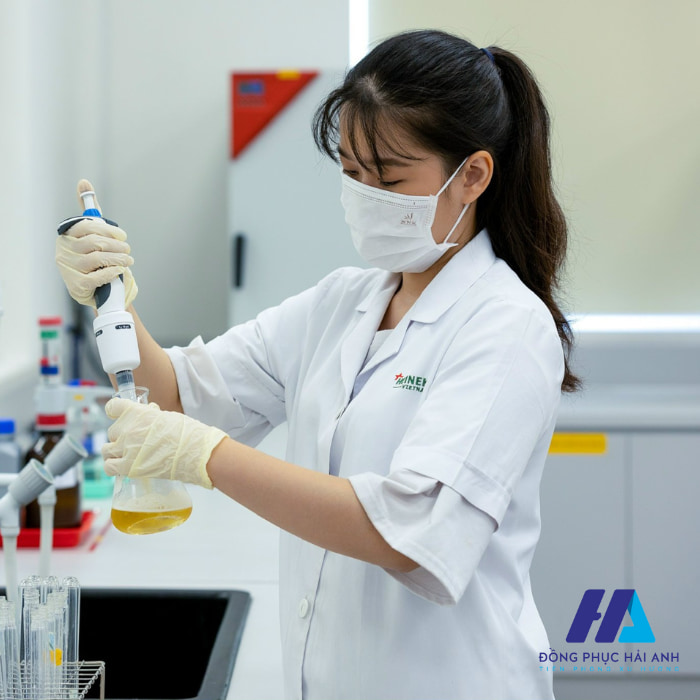 Mẫu Flyok.vip truy cập ngay blouse trắng dành riêng nhân viên Trang chính thức của nhà cái FLY88 tại phòng lab của Heineken