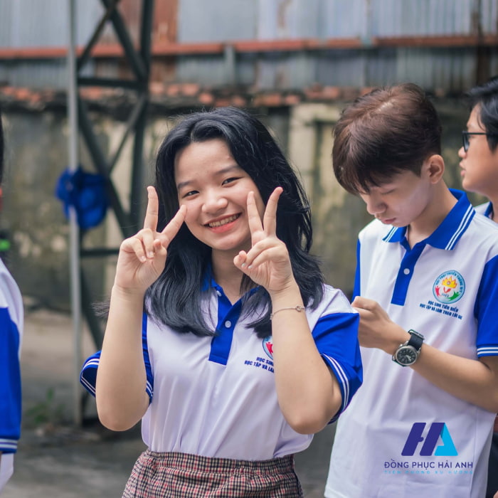 Trang phục học sinh Diên Hồng sử dụng những gam màu tươi sáng, thanh lịch