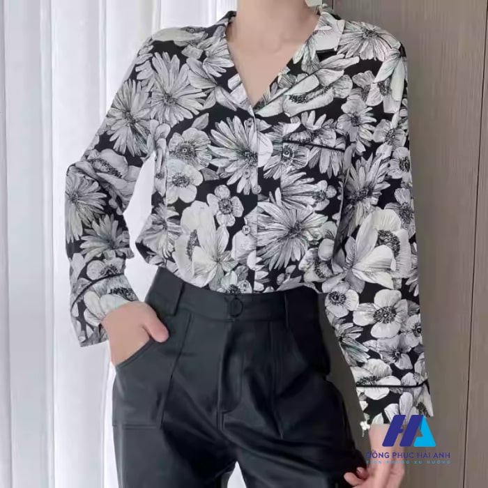 Sơ mi nữ họa tiết hoa lớn cùng cổ vest gây ấn tượng cực lớn