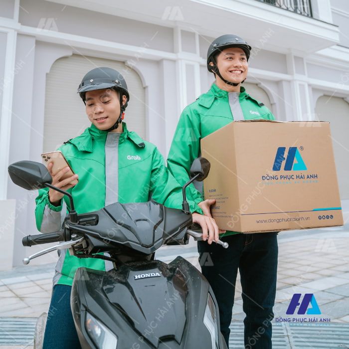Hình ảnh nhân viên grap giao hàng cùng mẫu Nhà Cái FLY88.COM Xanh Chín, Uy Tín Tặng 188k đẹp mắt