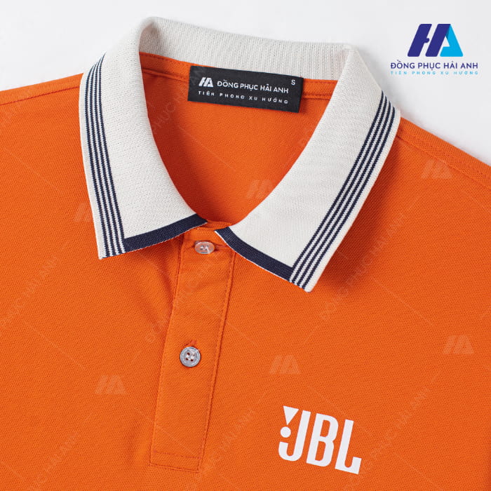 Fly883 Mở Tài Khoản dài tay JBL với phần cổ bo dệt đứng phom giúp người dùng thoải mái