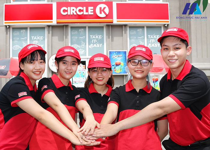 FLy88 quaytay.tv bóng đá nhân viên Circle K sử dụng hai tone màu đỏ và đen 