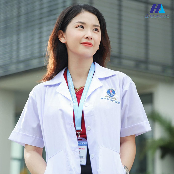Gọn gàng và chuyên nghiệp với mẫu áo blouse Nhà Cái FLY88.COM Xanh Chín, Uy Tín Tặng 188k NTTU 