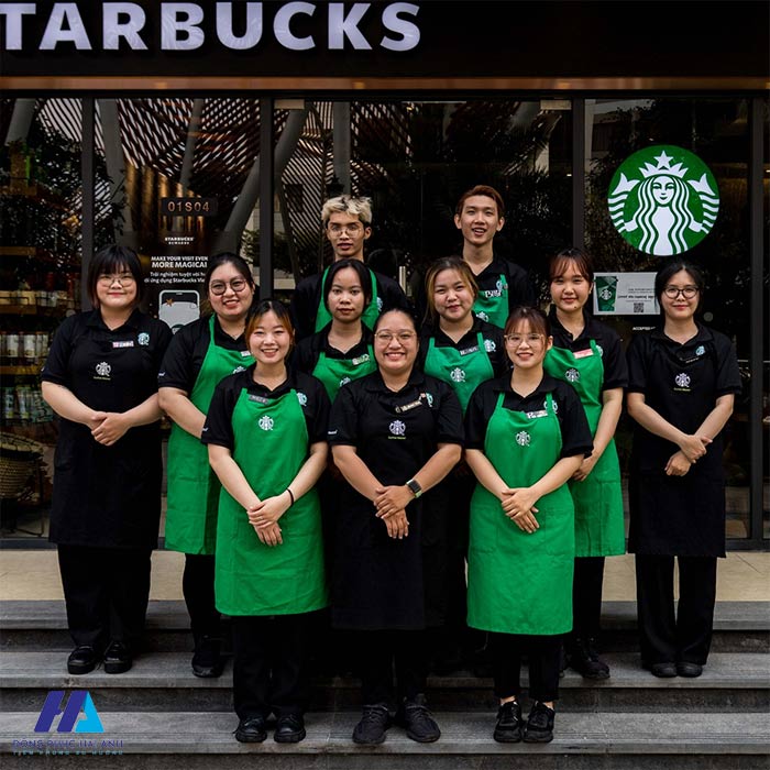 FLy88 quaytay.tv bóng đá nhân viên Starbuck nổi bật với hai tone màu là đen và xanh lá cây