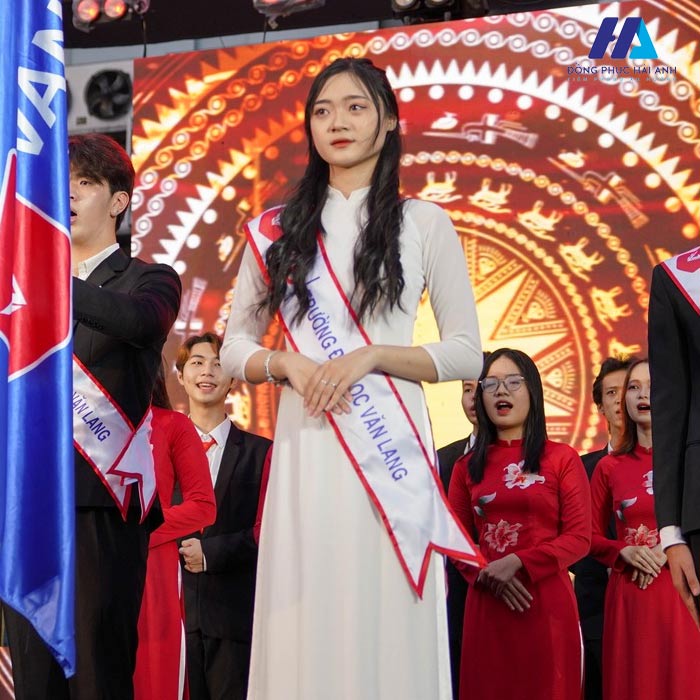 Thướt tha, mềm mại cũng mẫu áo dài đại học Văn Lang 