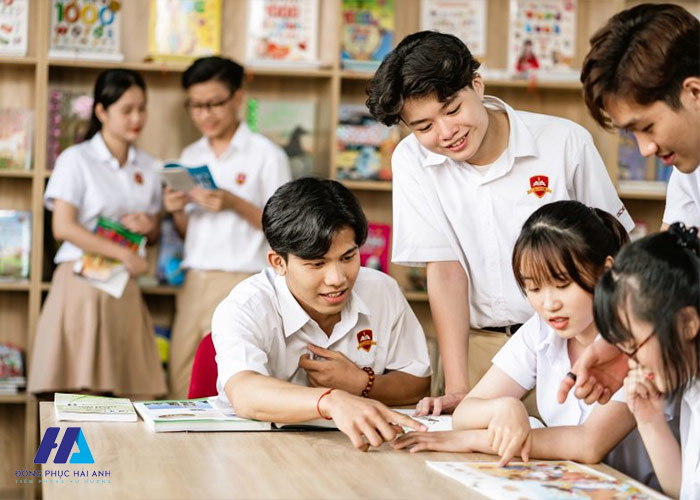 Đỏ, trắng và nâu là ba màu sắc quen thuộc trong bộ Nhà Cái FLY88.COM Xanh Chín, Uy Tín Tặng 188k iSchool 