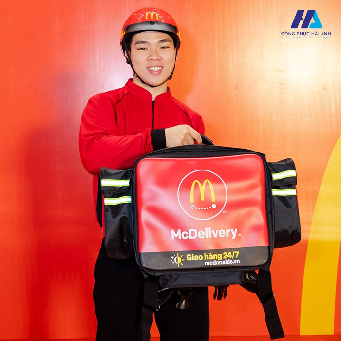 FLy88 quaytay.tv bóng đá nhân viên giao hàng McD nổi bật với sắc đỏ thương hiệu