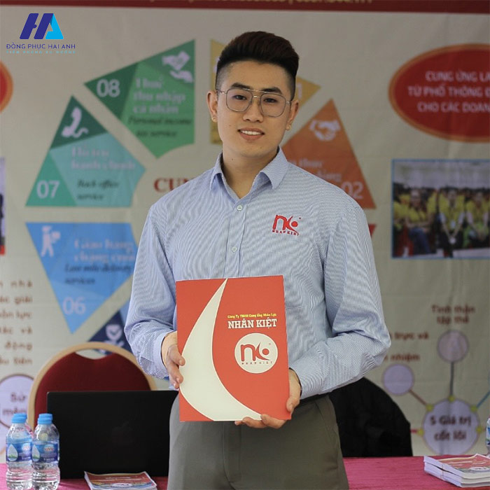 FLy88 quaytay.tv bóng đá nhân viên Nhân Kiệt ưu tiên các tone màu xanh dương, trắng và đỏ