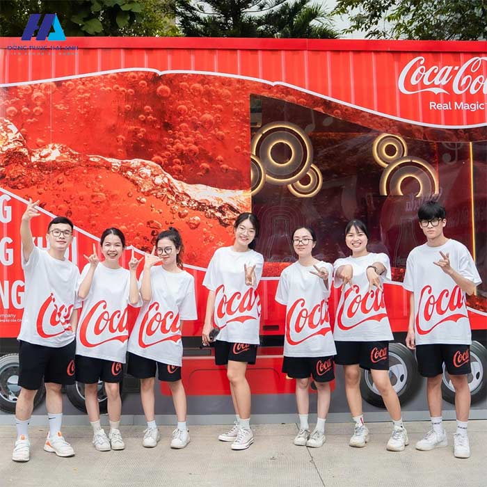 Năng động và thoải mái với thiết kế Fly88 com giải trí trực tuyến cổ trong Coca Cola 