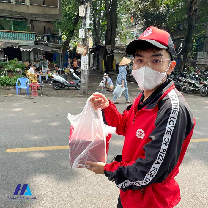 Mẫu áo khoác gió Flyok.vip truy cập ngay nhân viên giao hàng của Pizza Hut 