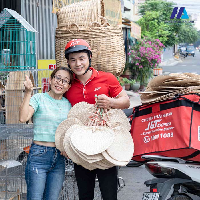 Phụ kiện mũ bảo hiểm và túi giao hàng của nhân viên J&T Express