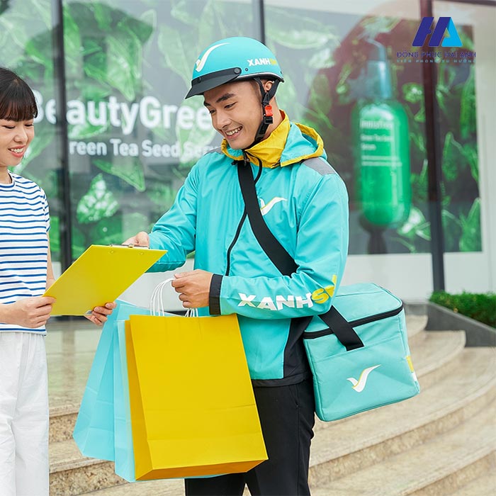 Trang bị mũ bảo hiểm và túi giao hàng cho nhân viên Xanh SM