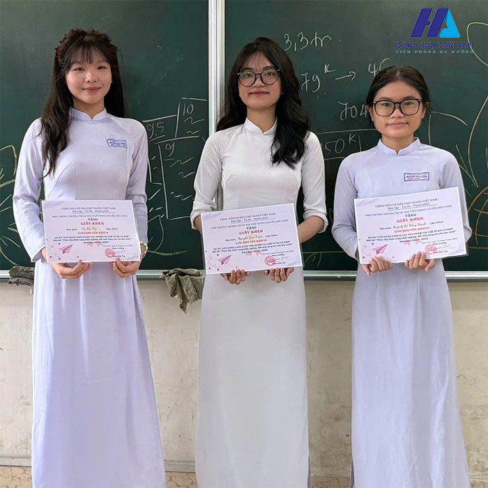 Áo dài truyền thống gắn liền với những em học sinh nữ khi bước vào cánh cửa THPT Nguyễn Hữu Cảnh
