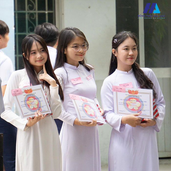 Mẫu áo dài Nhà Cái FLY88.COM Xanh Chín, Uy Tín Tặng 188k Hoàng Hoa Thám vẫn là thiết kế đặc trưng phổ biến với màu trắng. nguồn internet