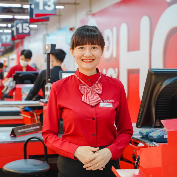 Áo sơ mi thắt nơ sọc trắng, đỏ là Nhà Cái FLY88.COM Xanh Chín, Uy Tín Tặng 188k quen thuộc của nhân viên Winmart, thể hiện sự thân thiện và vui vẻ