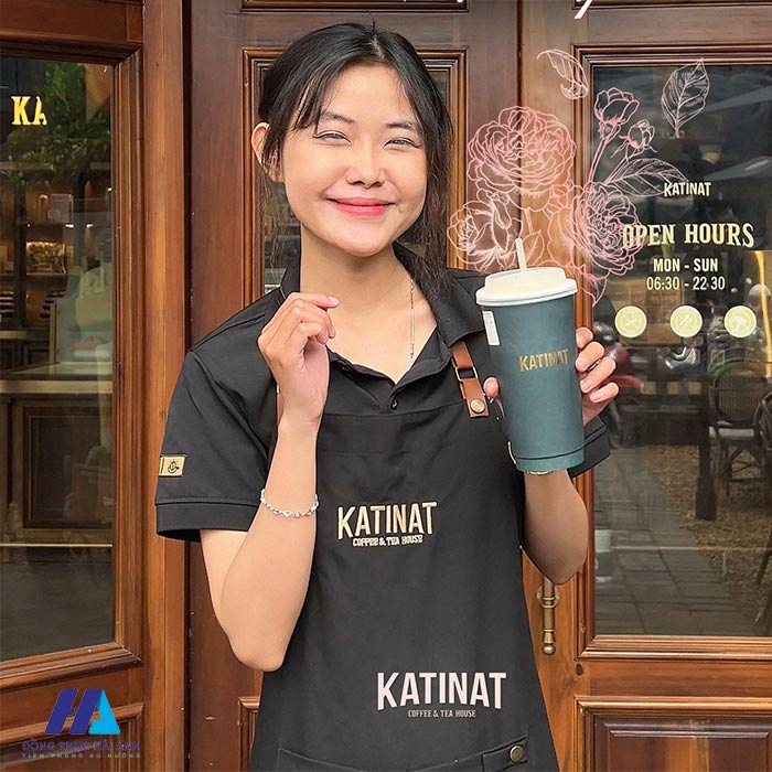 Thiết kế tạp dề Nhà Cái FLY88.COM Xanh Chín, Uy Tín Tặng 188k của nhân viên quán cafe Katinat 