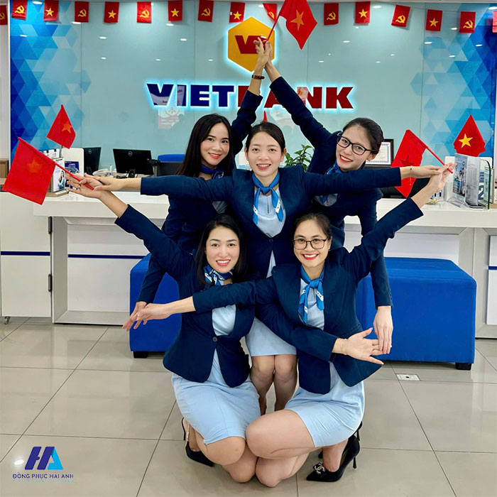 Hình ảnh nhân viên trong bộ Nhà Cái FLY88.COM Xanh Chín, Uy Tín Tặng 188k Việt Bank