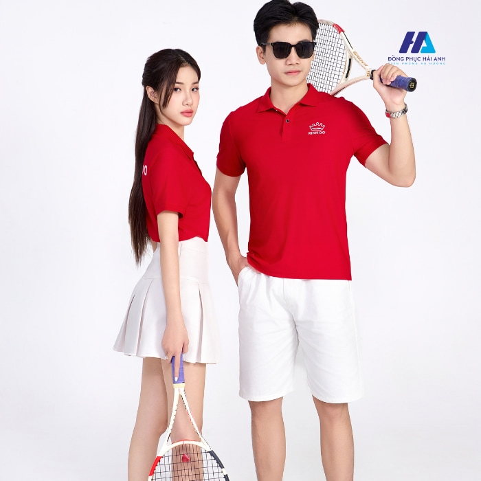 Áo Kinh Đô màu đỏ trơn cùng điểm nhấn logo thương hiệu trên Flyok.vip truy cập ngay