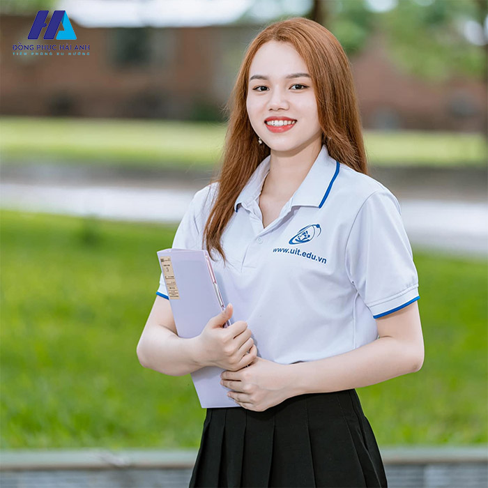 FLy88 quaytay.tv bóng đá màu trắng với logo màu xanh nổi bật trên ngực áo UIT