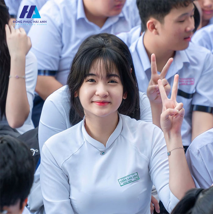 Áo dài Nhà Cái FLY88.COM Xanh Chín, Uy Tín Tặng 188k trường Trần Cao Vân giúp hình ảnh nữ sinh trong trẻo và đẹp mắt