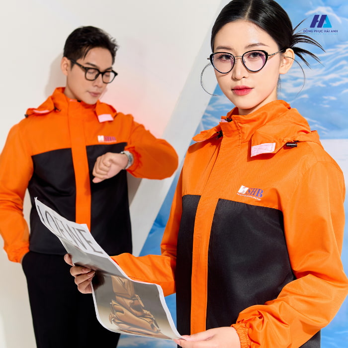 Mẫu áo gió ngân hàng SHB với hình in nổi bật và sắc nét trước ngực trái