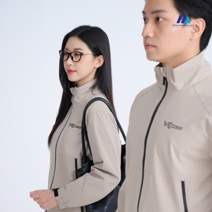 Tham khảo những cách phối đồ với áo khoác gió Nhà Cái FLY88.COM Xanh Chín, Uy Tín Tặng 188k