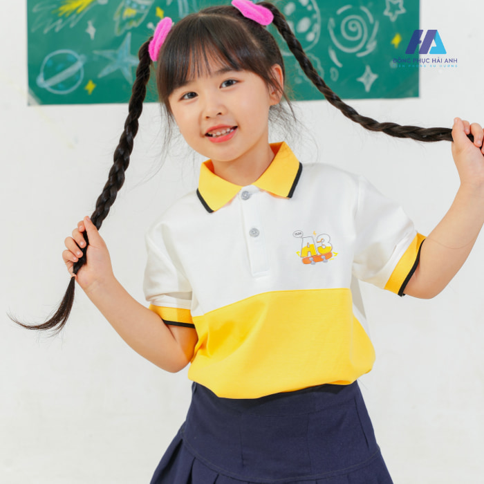 áo mầm non polo phối nửa thân vàng cùng hình in độc đáo trên thân trước