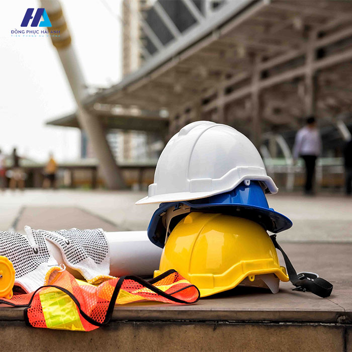 Mũ bảo hộ lao động có nhiệm vụ bảo vệ phần đầu của người dùng