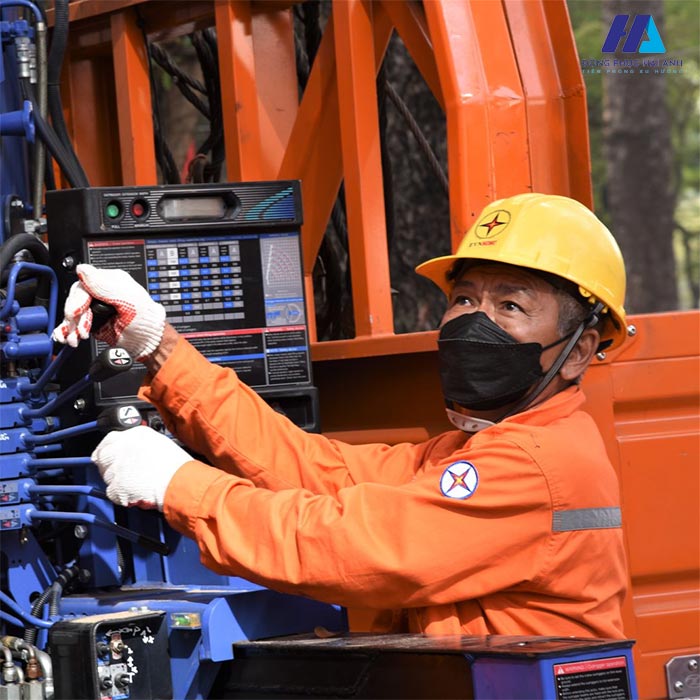 Tổng hợp các mẫu quần áo bảo hộ ngành điện chất lượng, an toàn