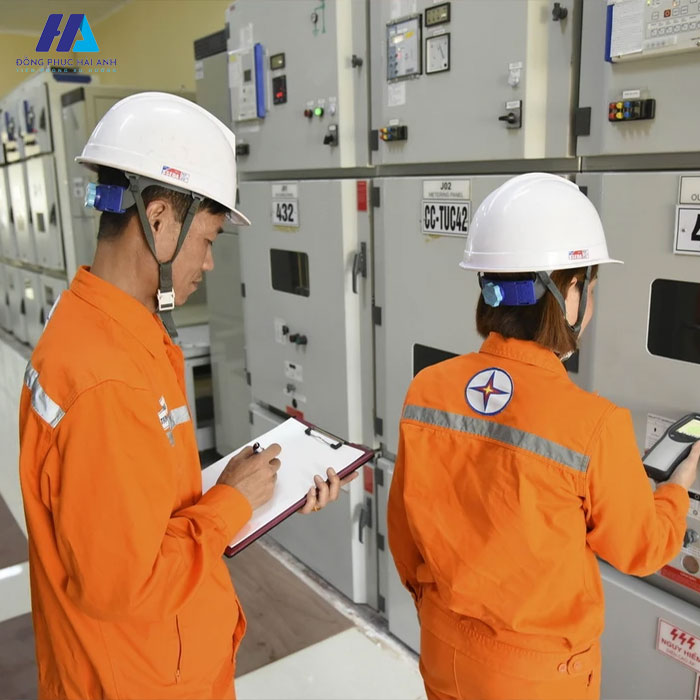 Mũ bảo hộ lao động ngành điện giúp bảo vệ phần đầu người lao động