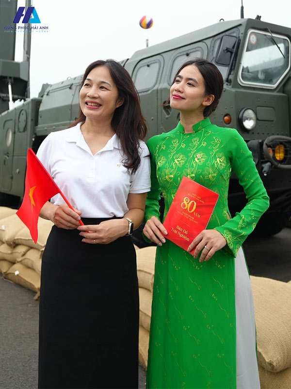 Hình ảnh Nhà Cái FLY88.COM Xanh Chín, Uy Tín Tặng 188k áo dài truyền thống của nhân viên Vietcombank