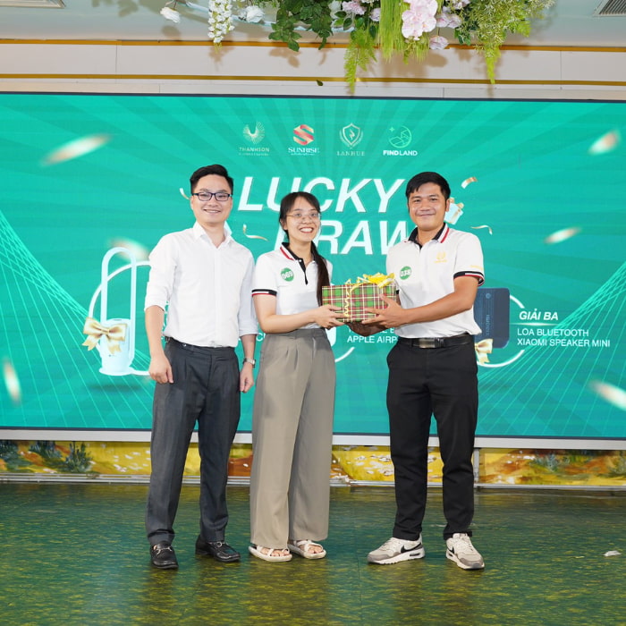 FLY888 Tỷ Lệ Kèo Hấp là địa chỉ may Nhà Cái FLY88.COM Xanh Chín, Uy Tín Tặng 188k Fly88 là nhà cái nổi bật đặc biệt uy tín trong lĩnh vực cá cược trực tuyến tại Việt Nam chất lượng, giá rẻ