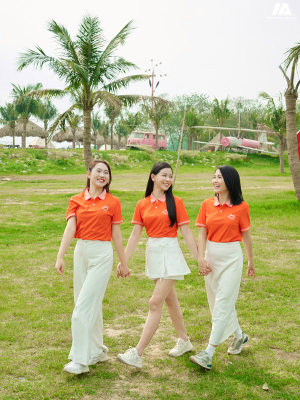 Phong cách thiết kế hiện đại, năng động của mẫu áo họp lớp