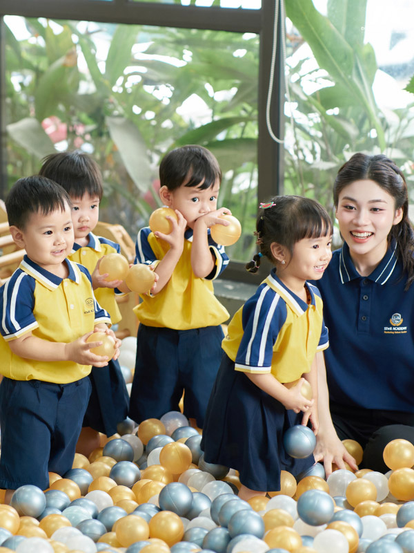 Fly88 là nhà cái nổi bật đặc biệt uy tín trong lĩnh vực cá cược trực tuyến tại Việt Nam Mầm Non Màu Vàng Cúc Phối Vai Xanh Đen